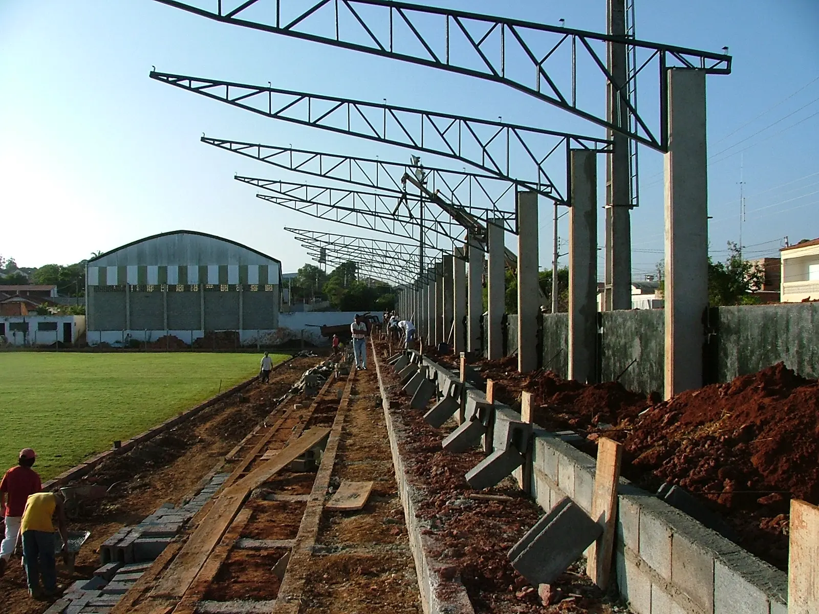 engeba-engenharia-pre-moldados-projeto-pilar-do-sul-sp-interior-obra-bndes-construçao-edificio-multipavimento-cobertura-fechamento-fundaçao-pre-fabricado-edificio-garagem-infraestrutura-industrial-terca-concreto-viga-t-cobertura-calha-escada-laje-estrutura-Estadio Municipal de Guareí (3)