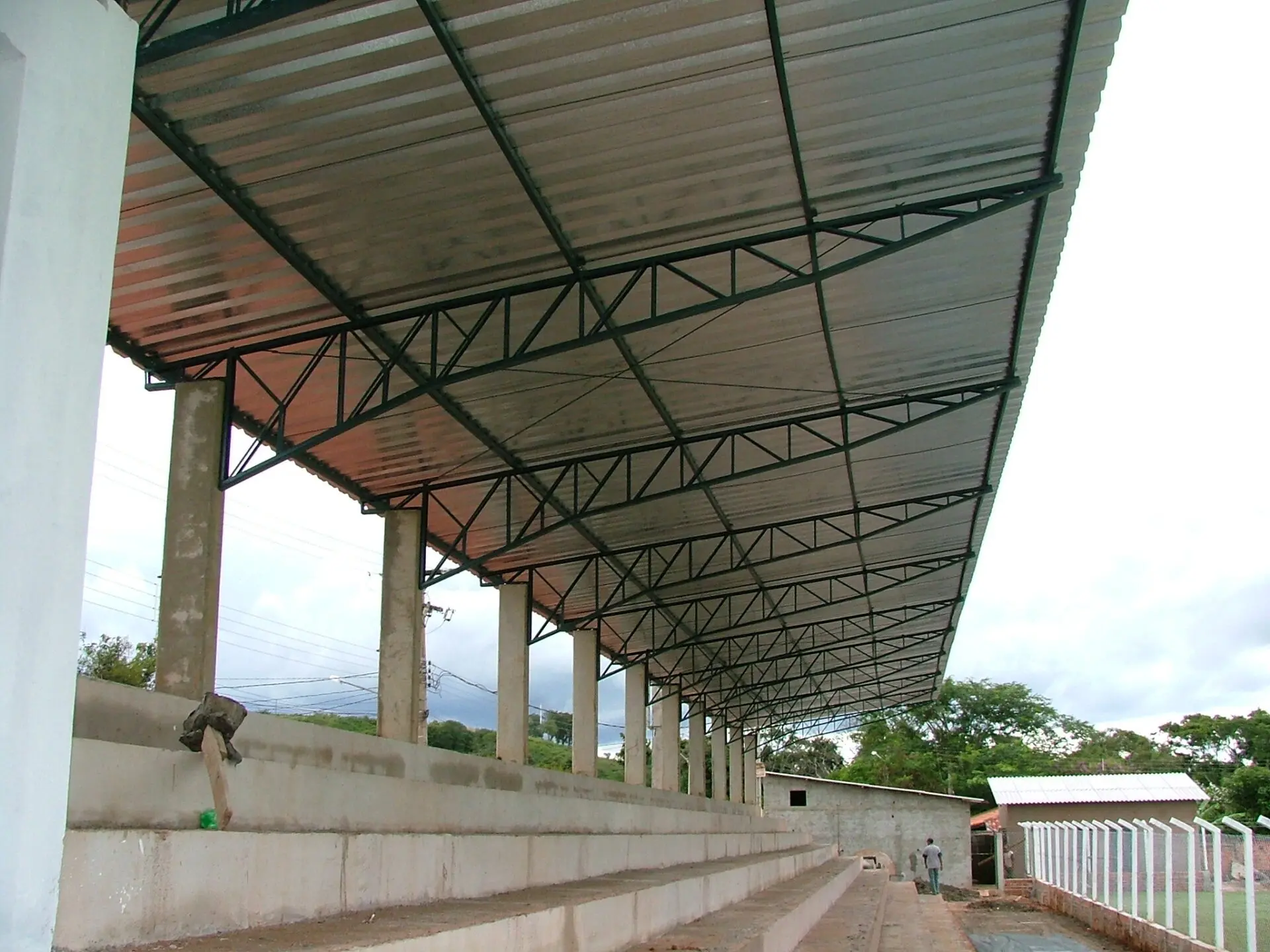 engeba-engenharia-pre-moldados-projeto-pilar-do-sul-sp-interior-obra-bndes-construçao-edificio-multipavimento-cobertura-fechamento-fundaçao-pre-fabricado-edificio-garagem-infraestrutura-industrial-terca-concreto-viga-t-cobertura-calha-escada-laje-estrutura-Estadio Municipal de Guareí (4)